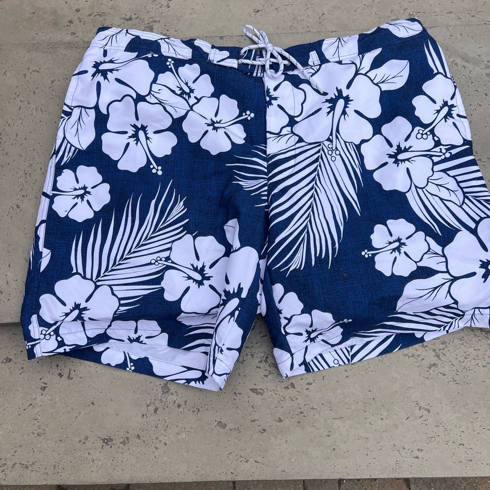 NWT St John’s Bay Swim Trunks Hibiscus Hawaiian floral  Mens XXL Blue White